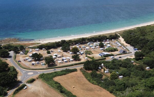 Vue aérienne du camping du kerver, face à la mer, à saint gildas de rhuys