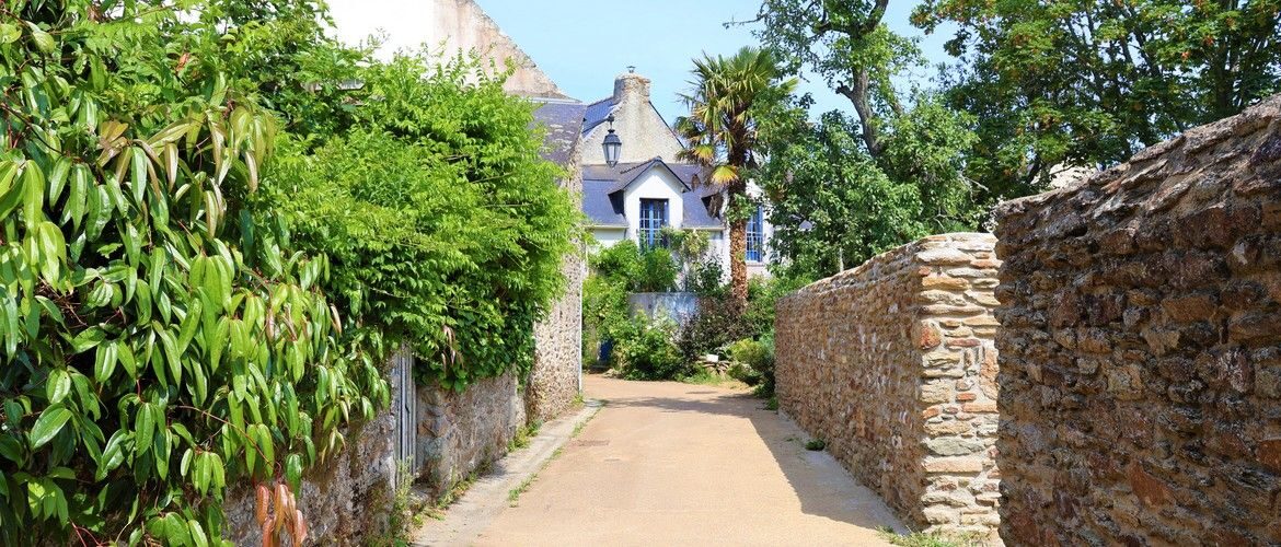 Une rue piétonne bordée de murs à Saint Gildas de Rhuys, Morbihan