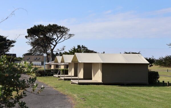 bungalow en toile sur un terrain de camping, vide
